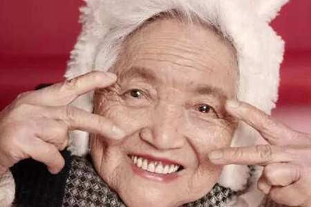 87岁外婆拍少女系写真什么情况 外孙女的女生节礼物希望外婆永远少女