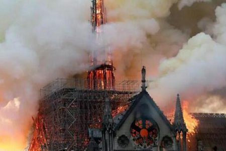 巴黎圣母院大火塔尖倒塌 万幸文物已成功抢救马克龙称将重建