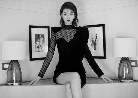 乔欣巴黎时装周最新黑白系写真图片 半纱波点小黑裙攻气和妩媚相辅