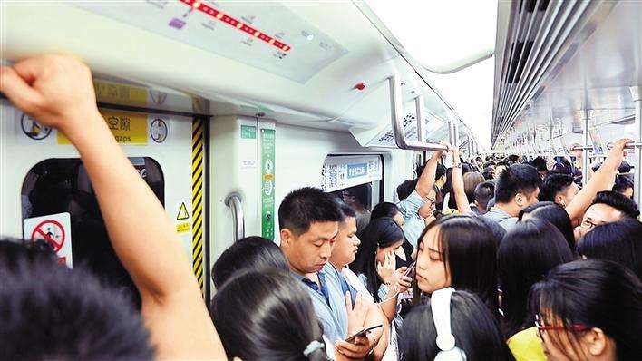 男子地铁内猥亵女乘客被曝光 裸露身体现场不堪入目