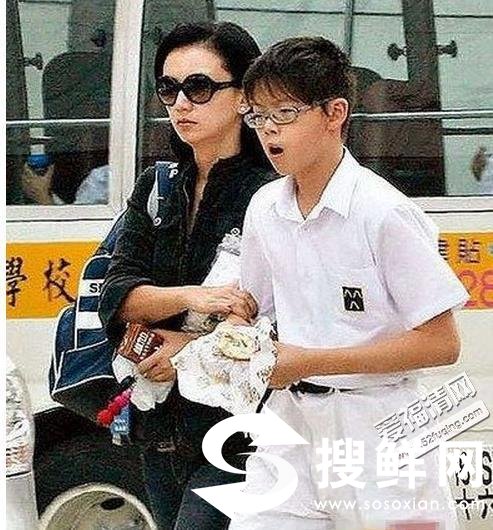 她年轻时被刘嘉玲抢男友，中年时遭富商老公抛弃，如今成单亲妈妈