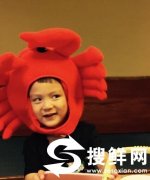 田亮儿子近照曝光 萌娃戴螃蟹头套逗趣表情一脸不屑