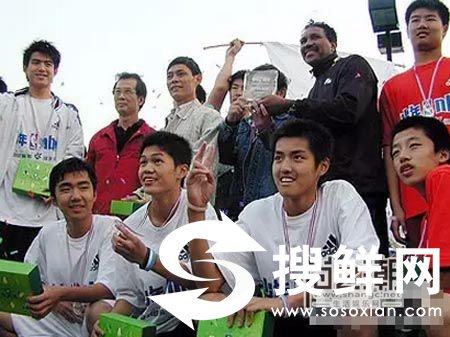 吴亦凡身高体重年龄是多少？ 吴亦凡参加NBA明星赛因篮球水平高