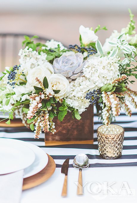 桌花的选择直接影响到宾客的胃口，比如这盆由玫瑰和郁金香以及多肉植物组成的绣球花就看着十分养眼。