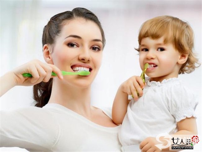 刷牙的正确方法 口腔每天这样清洁都不干净这里面就有问题了