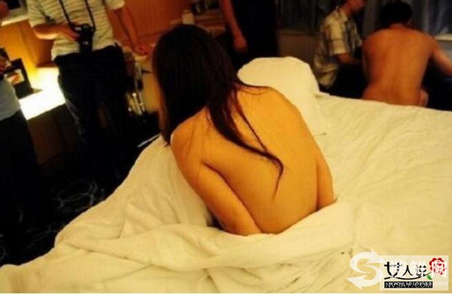 人妻卖淫自称为夫减压 哺乳期性欲旺盛约炮群P男网友