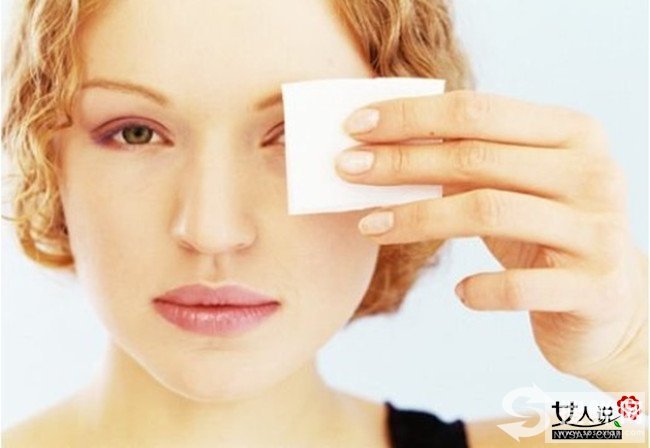 如何卸眼妆 正确卸除残留彩妆让眼周肌肤持久滑嫩