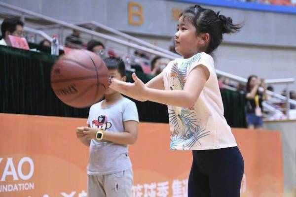 姚明女儿姚沁蕾打篮球照片曝光 盘点娱乐圈继承父母基因的孩子们