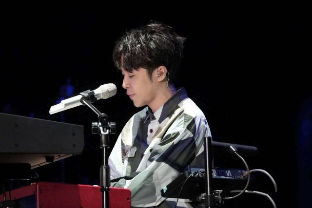 吴青峰年底冲业绩上热搜 原来是因为众歌手新歌中有他的名字
