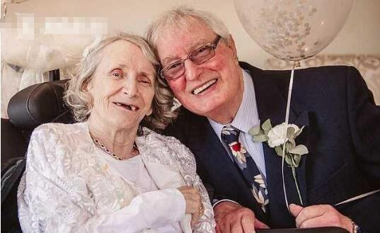 连续43年求婚被拒大反转 女方72岁求嫁坐轮椅进教堂