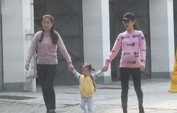 方媛挺巨肚散步1岁女儿朝记者招手 方母护犊斥责记者吓到孙女