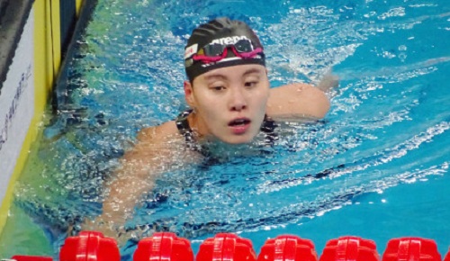 傅园慧荣获100米仰泳冠军 接受采访表示参加综艺并不影响训练