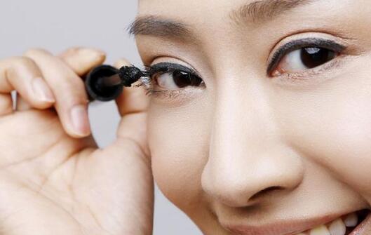 眼部化妆技巧眼妆怎么画 新手超实用的眼妆技巧步骤