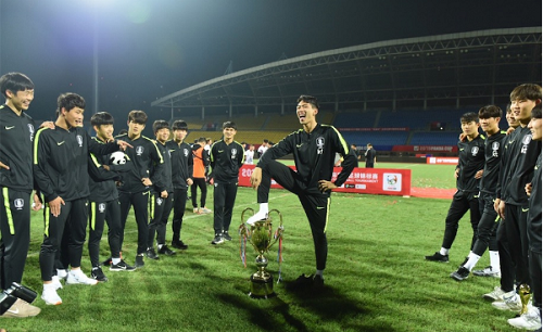 潘粤明怒斥韩国球员获称赞 韩国队公开道歉赢中国后踩奖杯一事