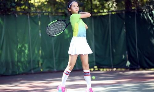 森碟练网球双脚起泡网友直呼心疼 森碟近照练习网球成全能少女