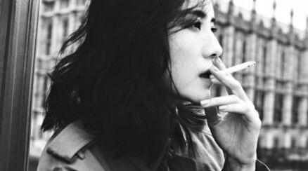 小宋佳抽烟