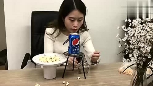 办公室小野回应女孩自制爆米花去世 办公室小野自制美食视频引热议