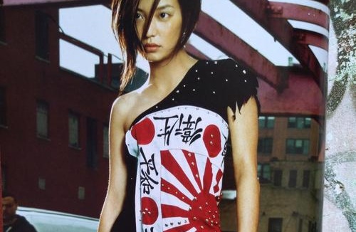 赵薇穿着一身神似日本军旗的服装登上了时尚杂志