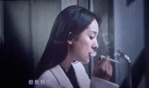 杨幂抽烟图片只是她拍摄的新电影《刺杀小说家》当中的角色海报