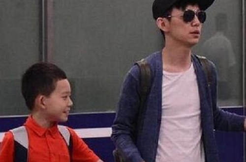王菁比何老师大三岁，两人当初在一次采访活动当中相识了