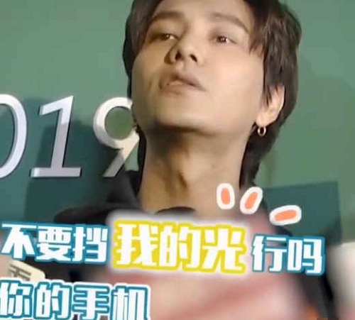 这次曝光的陈坤群访耍大牌视频片段当中可以看到他的脸色并不是很好，