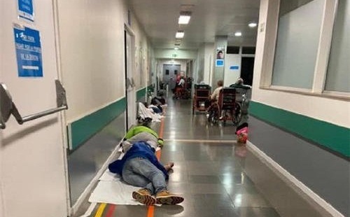 西班牙患者躺走廊