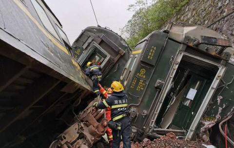 湖南客运火车脱轨侧翻最新伤亡消息 130余名消防员赶往现场救援