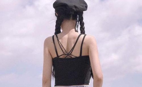 杭州地铁回应女子穿吊带被拦
