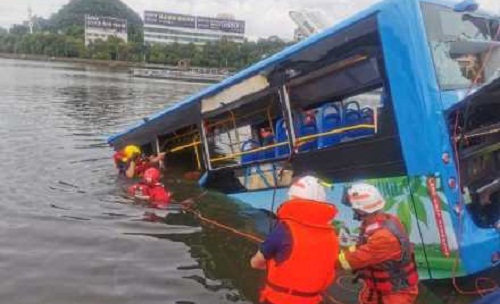 贵州冲进水库大巴内有高考学生 救援最新消息已有18人获救