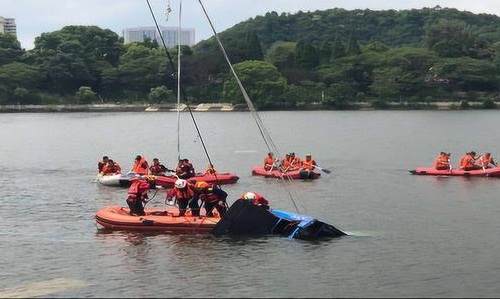 贵州公交坠湖事故