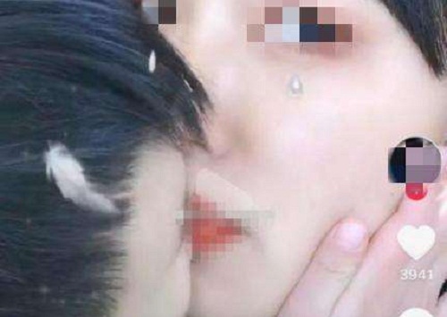 网红幼师发亲吻男童视频