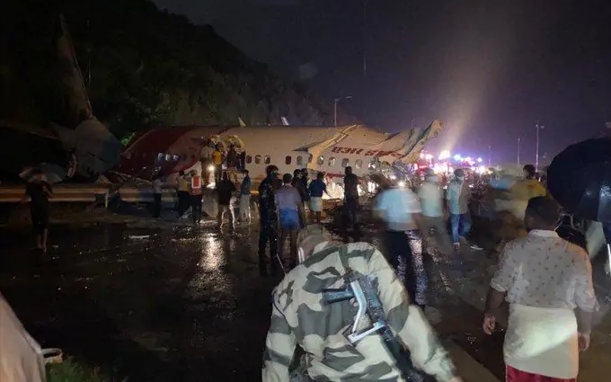 印度客机冲出跑道断成两截已致17人遇难 乘客多为回国侨民