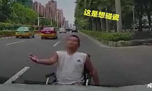 男子坐着轮椅在马路上碰瓷遭网曝