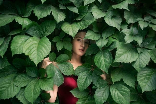 苏青最火时尚写真图片 红裙妖娆身材享受森林宁静时光