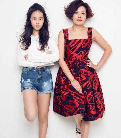 李咏17岁女儿法图麦晒自拍 穿着清凉秀身材女神范儿十足