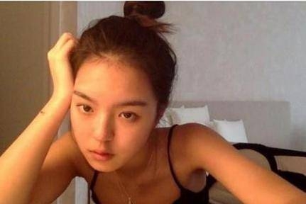 李咏17岁女儿法图麦晒自拍 穿着清凉秀身材女神范儿十足