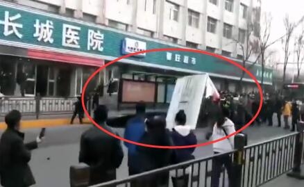 西宁城中区路面塌陷公交车坠入最新消息 西宁地陷救人男孩母亲遇难