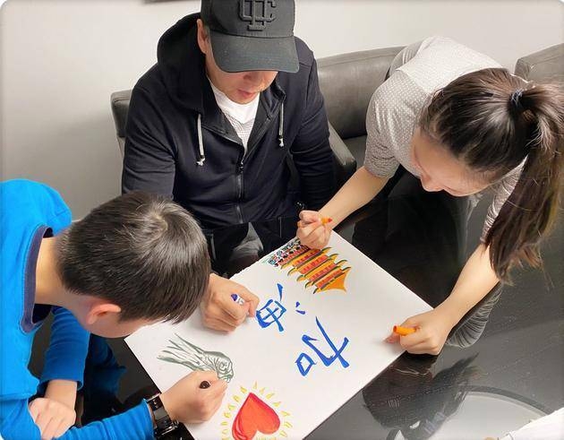 甄子丹低调捐款100万港币 和儿女一起作画团结抗疫寓意美好