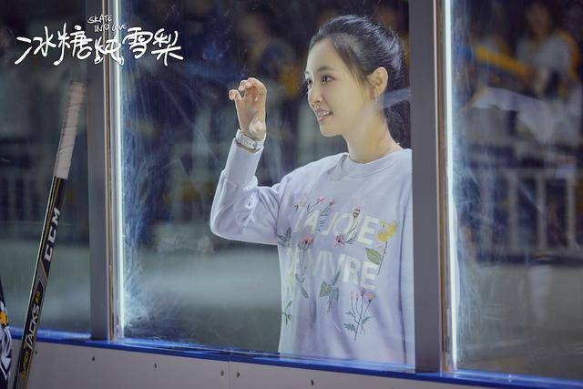 《冰糖炖雪梨》曝光《雪花落下》MV 吴倩张新成甜蜜相恋携手成长