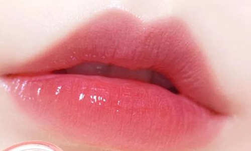嘴唇越舔越干是什么造成的 嘴唇干裂脱皮怎么快速恢复