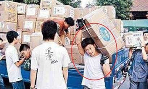 吴京黄晓明在汶川地震时救灾 周杰伦的稻香许嵩的天使