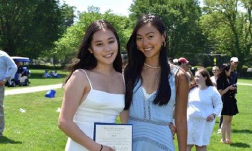 李连杰小女儿晒出高中毕业照 和姐姐同框笑容灿烂